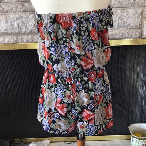 Black Floral sleeveless ruffle romper - Picture 5 of 5